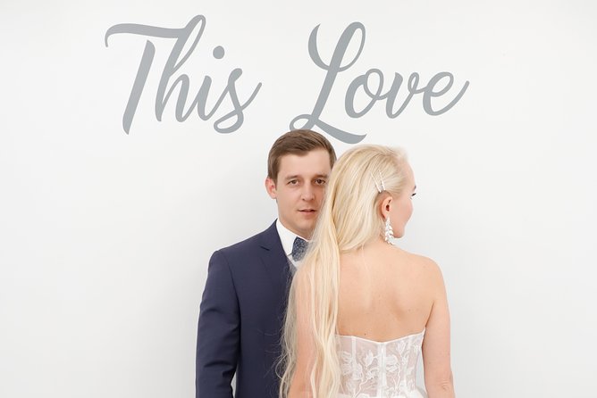 Las Vegas: Wedding at Paradise Wedding Chapel - Moving into the chapel or gazebo