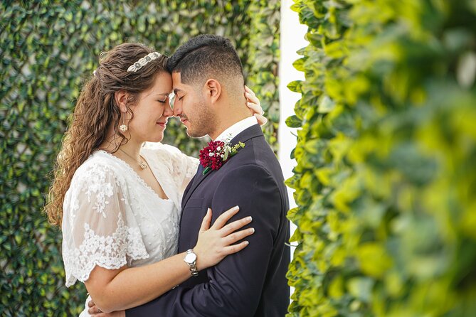 Las Vegas Wedding at The Little Vegas Chapel - The Little Vegas Chapel gives you a classic Las Vegas wedding