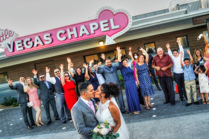 Las Vegas Wedding at The Little Vegas Chapel - The photo session and the replica Las Vegas sign