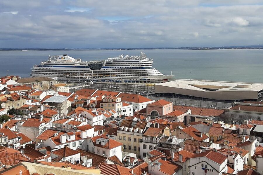 Lisbon: 1,5 Hours Historical Tuk Tour for Two Persons. - What the guide adds to a short tour