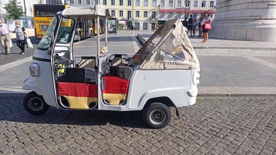 Lisbon: 1,5 Hours Historical Tuk Tour for Two Persons. - Who should book this private Lisbon ride?