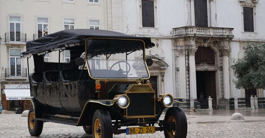 Lisbon: Vintage vehicle replica Romantic Private Tour - What the guide adds to the experience