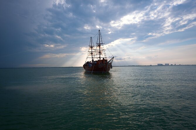 Live a Romantic Night Cruise Dinner at COLUMBUS (open bar included) - Who will enjoy the Columbus cruise most