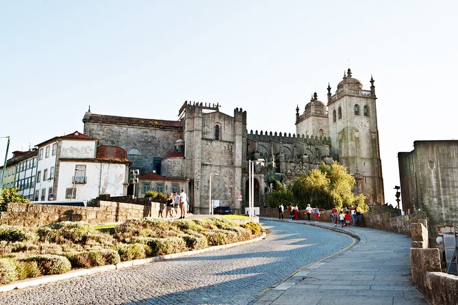 Love in Porto: Self-Guided Romantic Puzzle Walk - Old walls and city views near Antiga Cadeia da Relacao