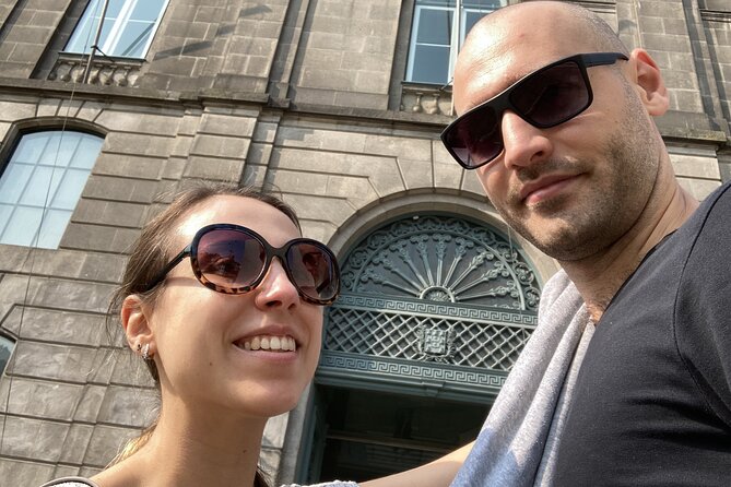 Love in Porto: Self-Guided Romantic Puzzle Walk - Treze a Rir uns dos Outros and the first puzzle rhythm