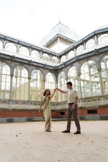 Madrid: Photoshoot for couples - A Madrid photo walk with a clear purpose
