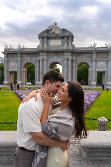 Madrid: Photoshoot for couples - Starting at La Mallorquina and Plaza Mayor