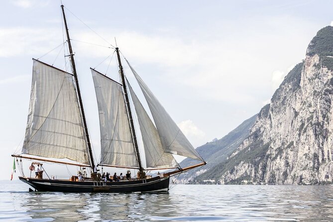 Malcesine: Sunset Romantic Cruise - Boarding Siora Veronica in Malcesine