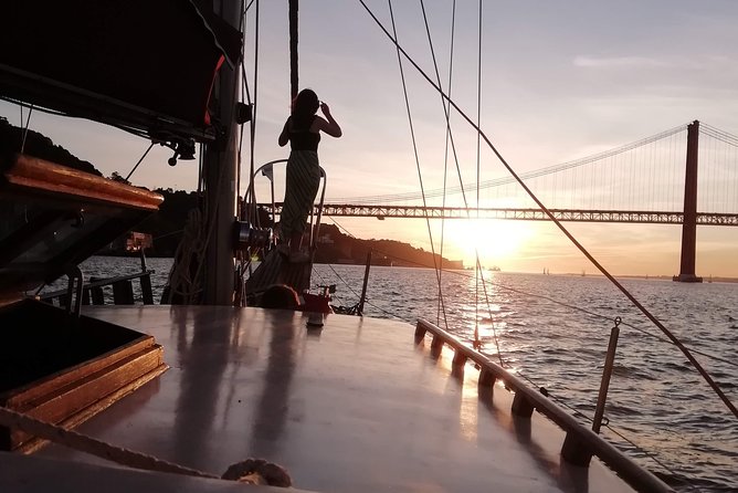 Marriage proposal on a Vintage Sailboat - A proposal with Lisbon as the backdrop