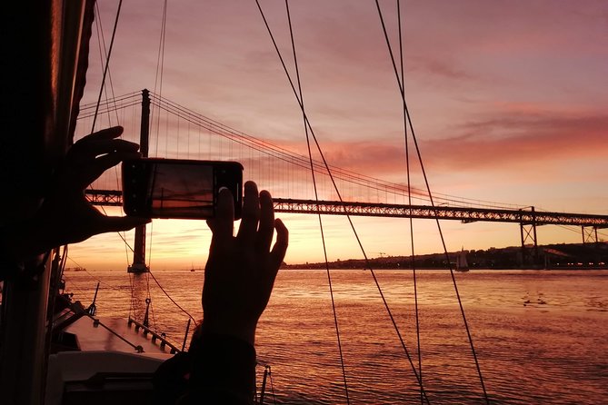 Marriage proposal on a Vintage Sailboat - Padrão dos Descobrimentos from the water