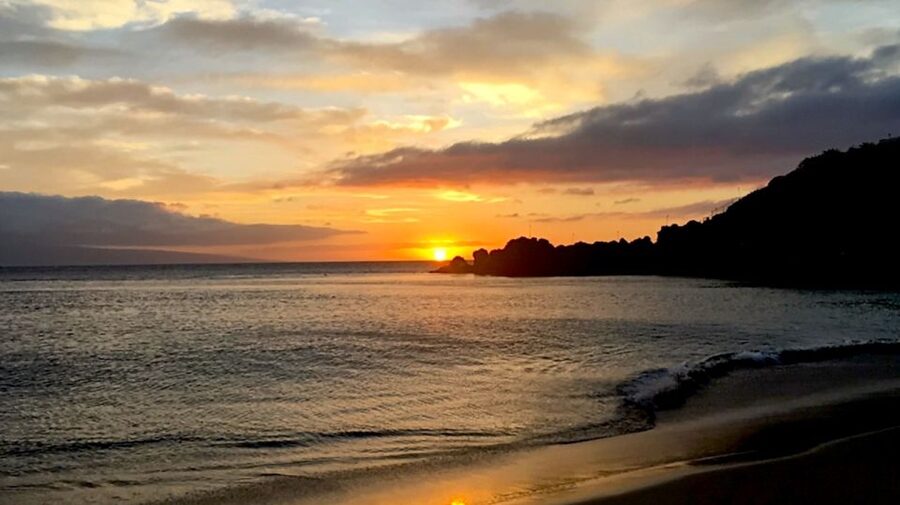 Maui: Ka'anapali Luxury Sunset Dinner Sail - Starting at the Aqualani kiosk on Kaanapali Beach