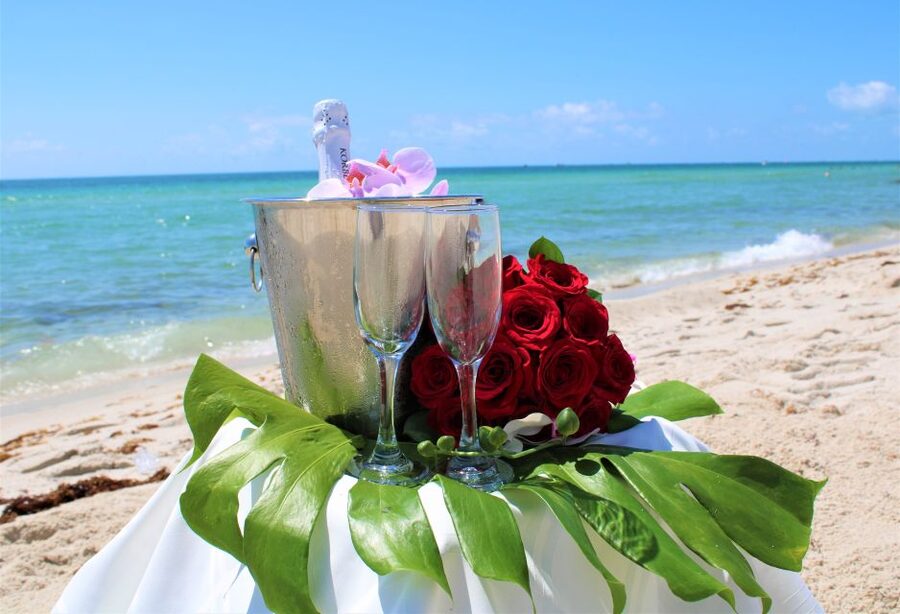 Miami: Beach Wedding or Renewal of Vows - A private format with a small family circle