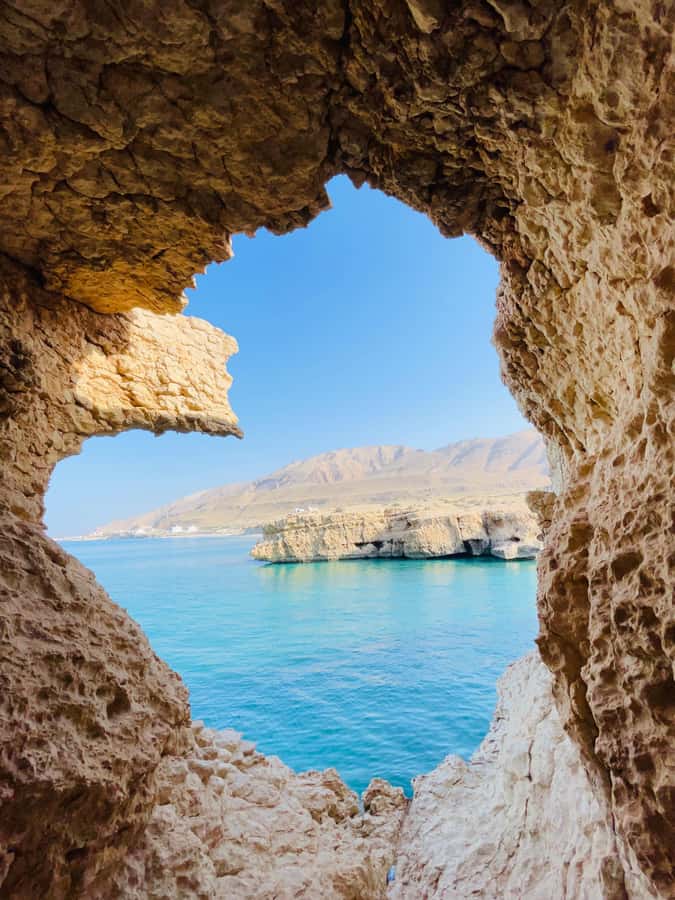 Muscat: Wadi Shab, Romantic Cave and Sinkhole Full-day Trip - Lunch and the practical middle of the day