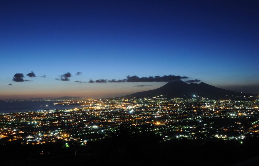 Naples: romantic dinner on the rooftop terrace - A rooftop view of Castel dell’Ovo and Vesuvius