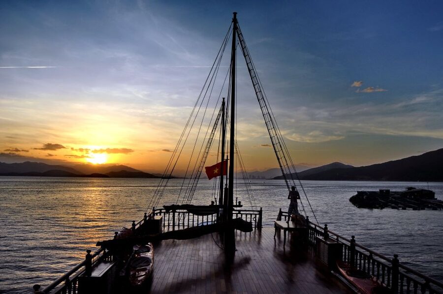 Nha Trang: Romantic Sunset Cocktails and Dinner Cruise - A sunset start from Lộc Thọ