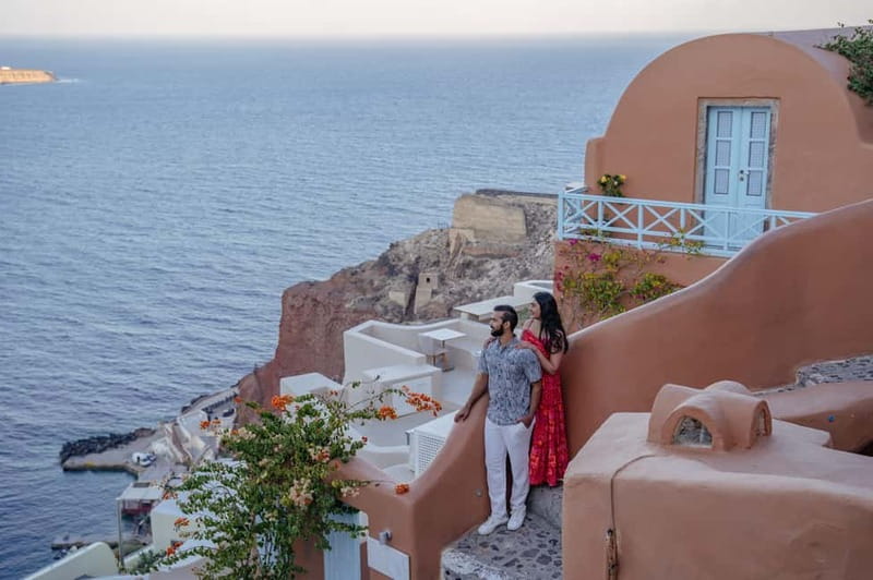Oia: Couple Photoshoot Seprate Entrance to Blue Dome - How the Photographer Shapes the Session
