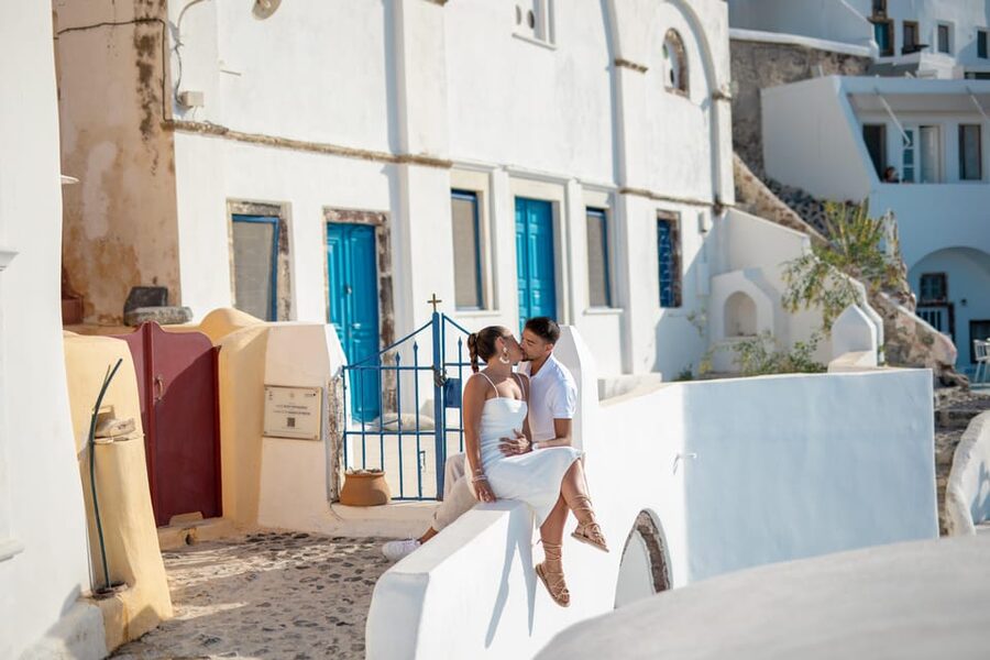 Oia: Couple photoshoot with 30 edited Photos - Why a private Oia photoshoot can be worth your time