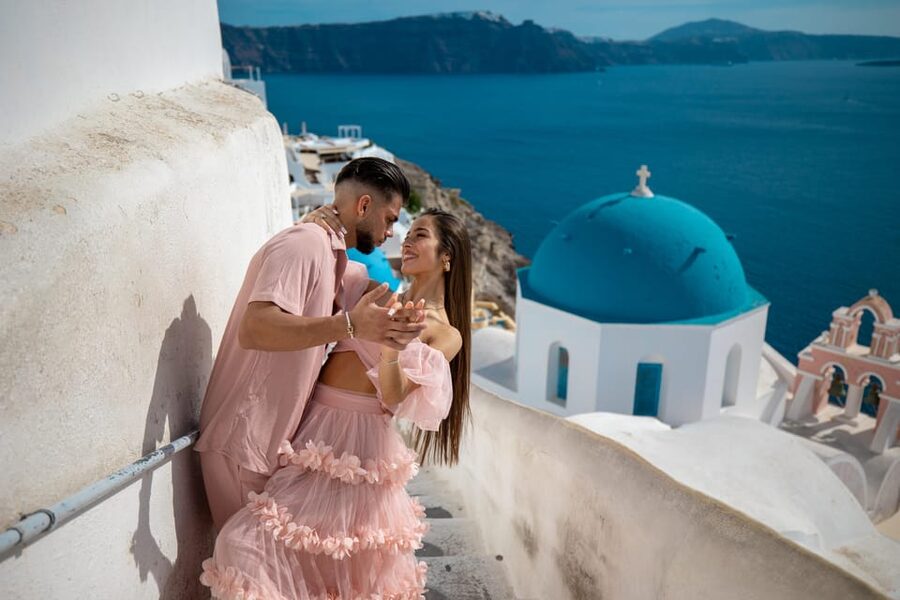 Oia: Couple photoshoot with 30 edited Photos - Moving between Oia’s most photogenic spots