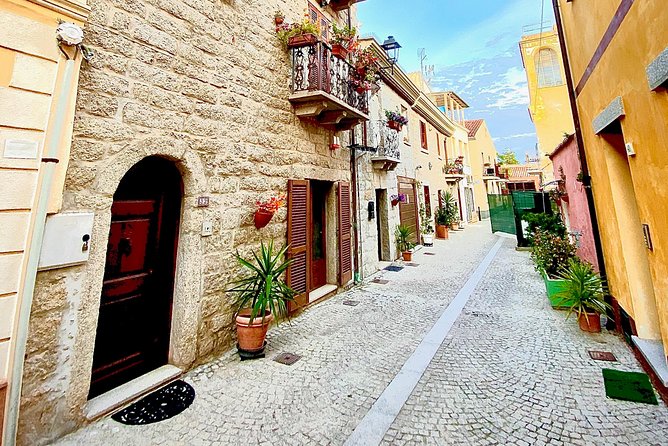 Olbia : Private Romantic Tuk-Tuk Tour - What the audio guide is really like