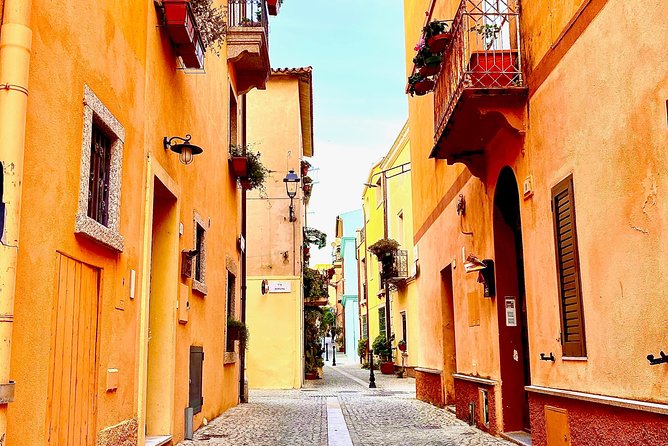 Olbia: Private Romantic Tuk-Tuk Tour - Monumento ai Caduti and the first city views