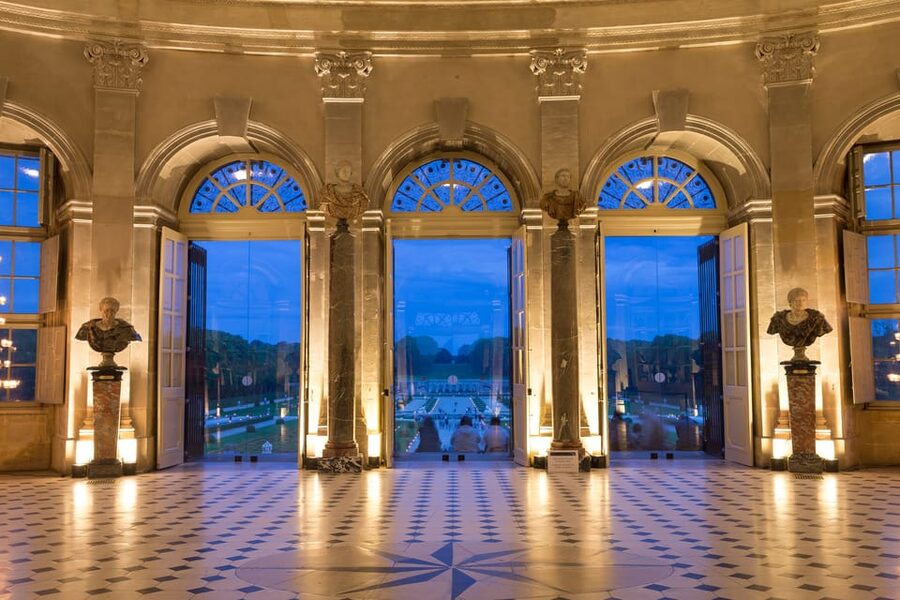 Paris: Candlelit Dinner at Vaux-le-Vicomte by Limousine - Who should book this Vaux-le-Vicomte evening?