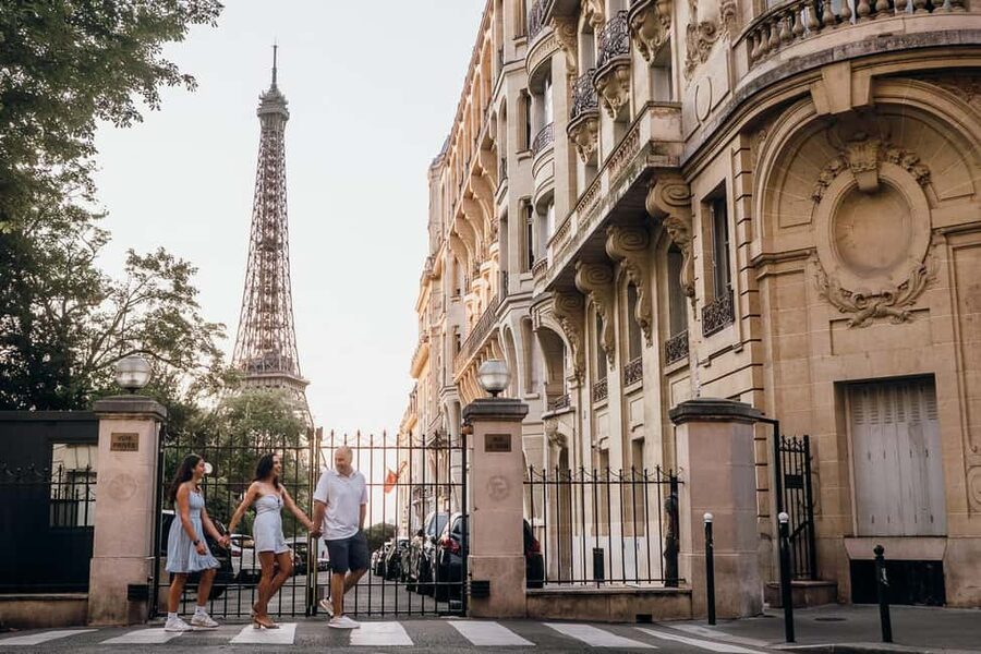 Paris: Private Eiffel Tower Photoshoot for Couples & Family - Key Points