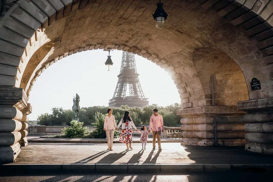 Paris: Private Eiffel Tower Photoshoot for Couples & Family - What the One-Hour Format Really Gives You