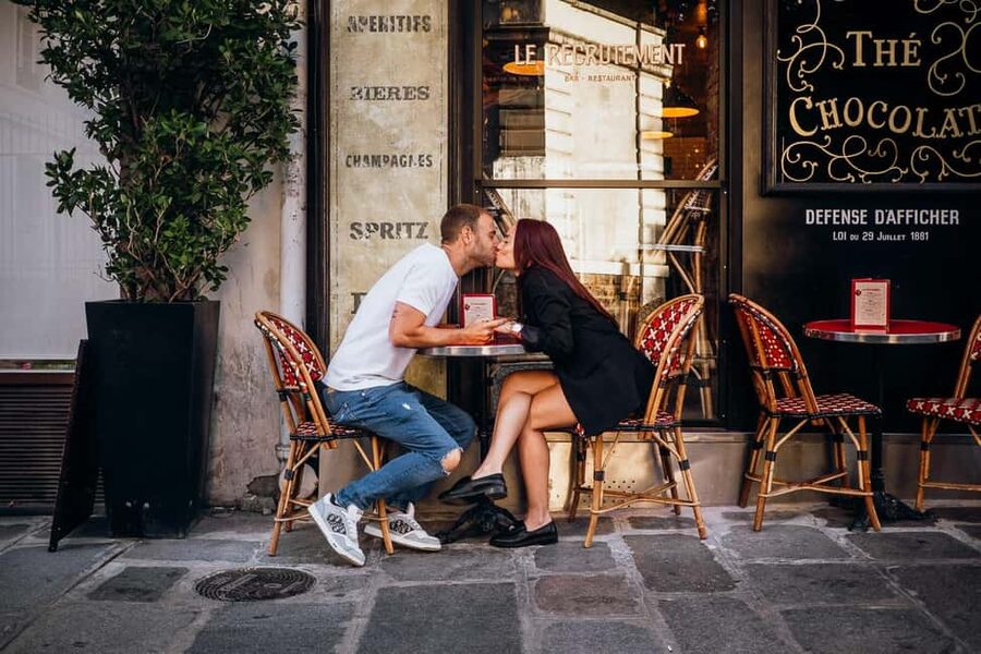 Paris: Private Eiffel Tower Photoshoot for Couples & Family - Early Morning or Daytime?