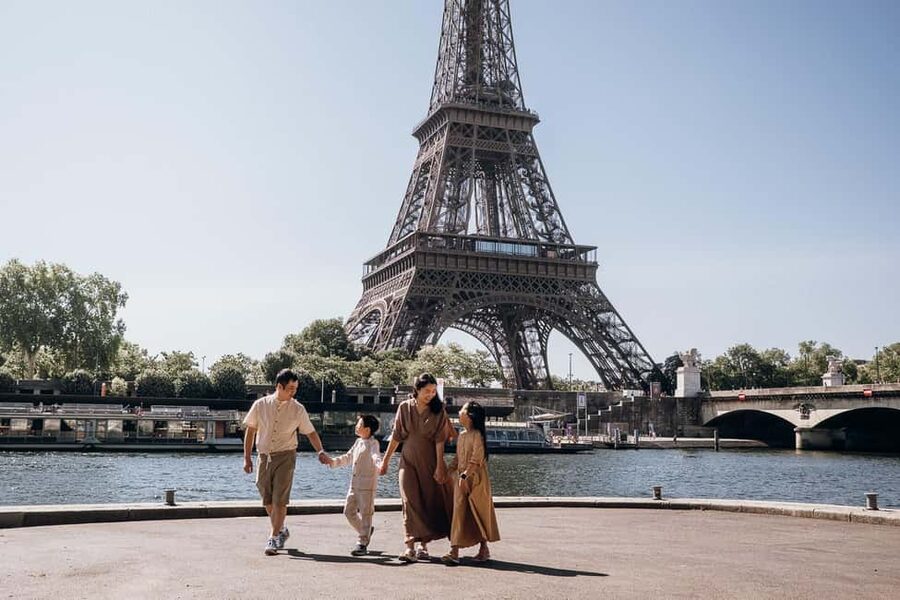 Paris: Private Eiffel Tower Photoshoot for Couples & Family - A Friendly Approach for Couples and Children