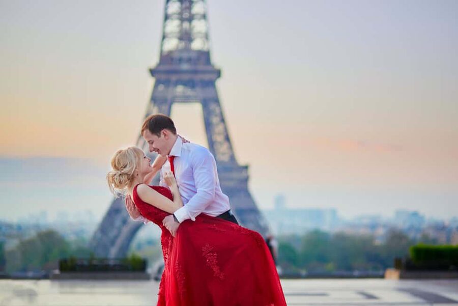 Paris: Romantic Couple Photoshoot (with flower bouquet!) - A one-hour keepsake beside the Eiffel Tower