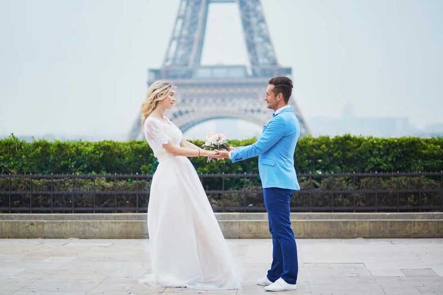 Paris: Romantic Couple Photoshoot (with flower bouquet!) - Why the bouquet is more than a simple extra