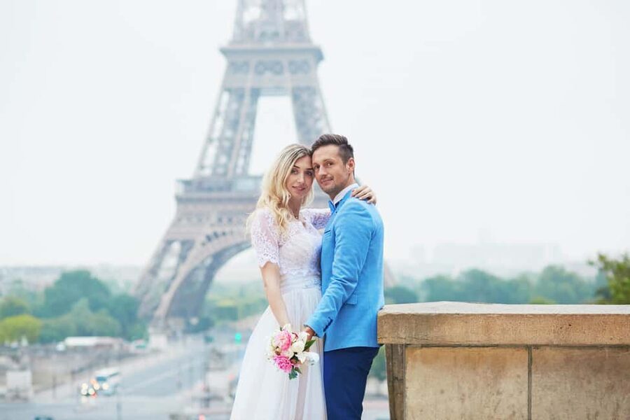 Paris: Romantic Couple Photoshoot (with flower bouquet!) - How the 50-image package works