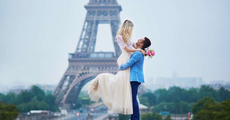 Paris: Romantic Couple Photoshoot (with flower bouquet!) - Timing, comfort, and the private group setup