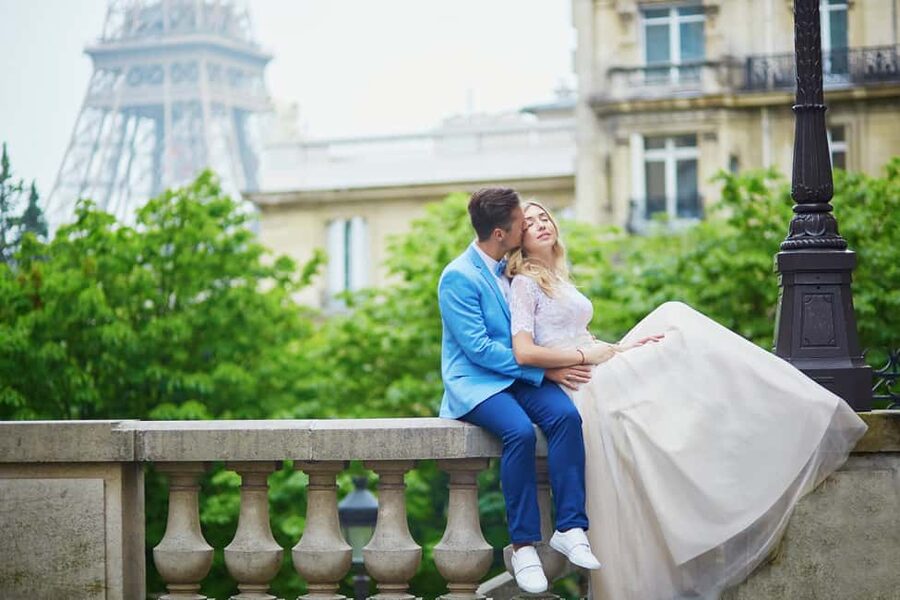 Paris: Romantic Couple Photoshoot (with flower bouquet!) - Language choices and communication on the day
