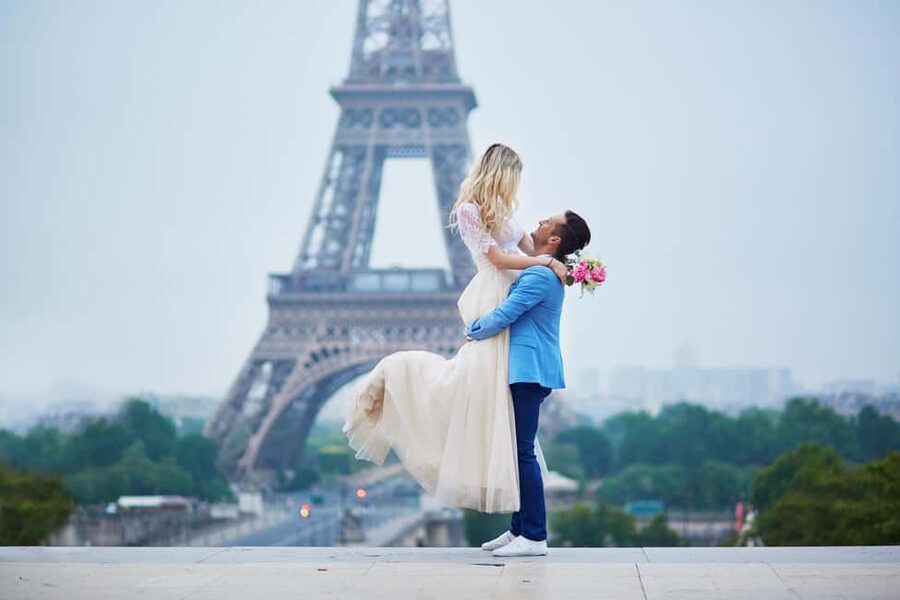Paris: Romantic Couple Photoshoot (with flower bouquet!) - Starting at the City of Architecture and Heritage