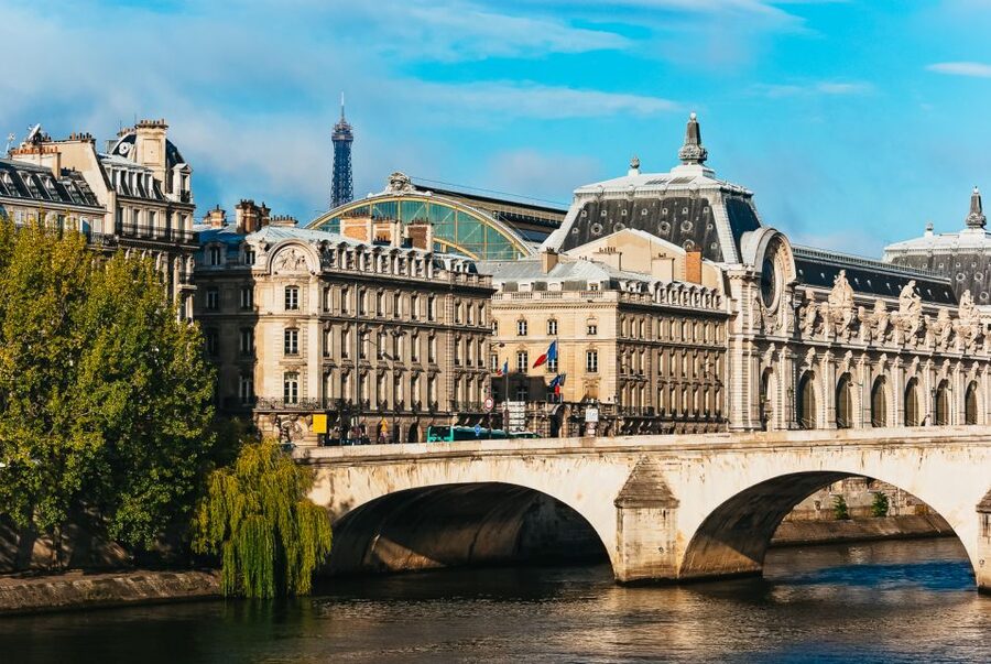 Paris: Romantic Cruise with 3-course Dinner on Seine River - Paris by night, served from the Seine
