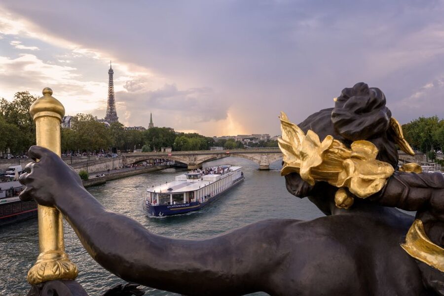 Paris: Romantic Cruise with 3-course Dinner on Seine River - Notre Dame and the heart of historic Paris