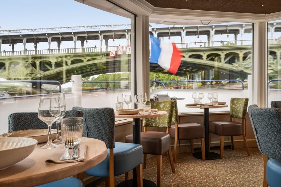 Paris: Romantic Cruise with 3-course Dinner on Seine River - What the three-course dinner is like