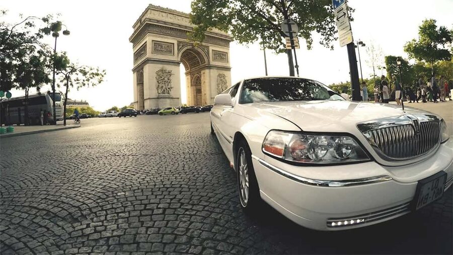 Paris: Romantic Limousine Tour - A Paris surprise built around one timed moment