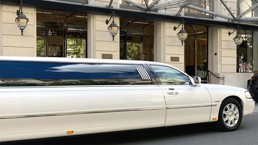 Paris: Romantic Limousine Tour - Opéra and Place Vendôme at the start of the ride