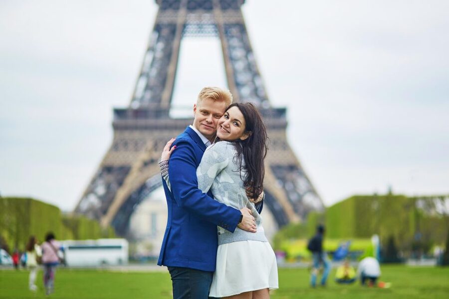 Paris: Romantic Photoshoot for Couples - Planning a proposal without giving away the surprise
