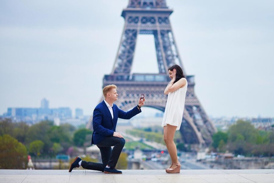 Paris: Romantic Photoshoot for Couples - Meeting at 8 Port de Suffren