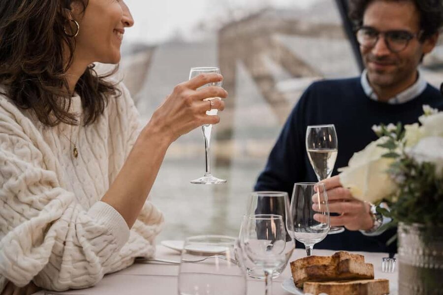 Paris : Valentine's Day Diner Cruise on the Seine river - La Samaritaine and the Statue of Liberty