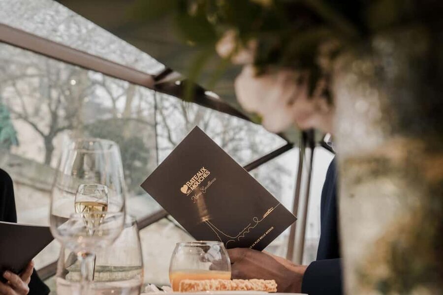 Paris : Valentine's Day Diner Cruise on the Seine river - Piano, violin, dessert, and the return to the pier