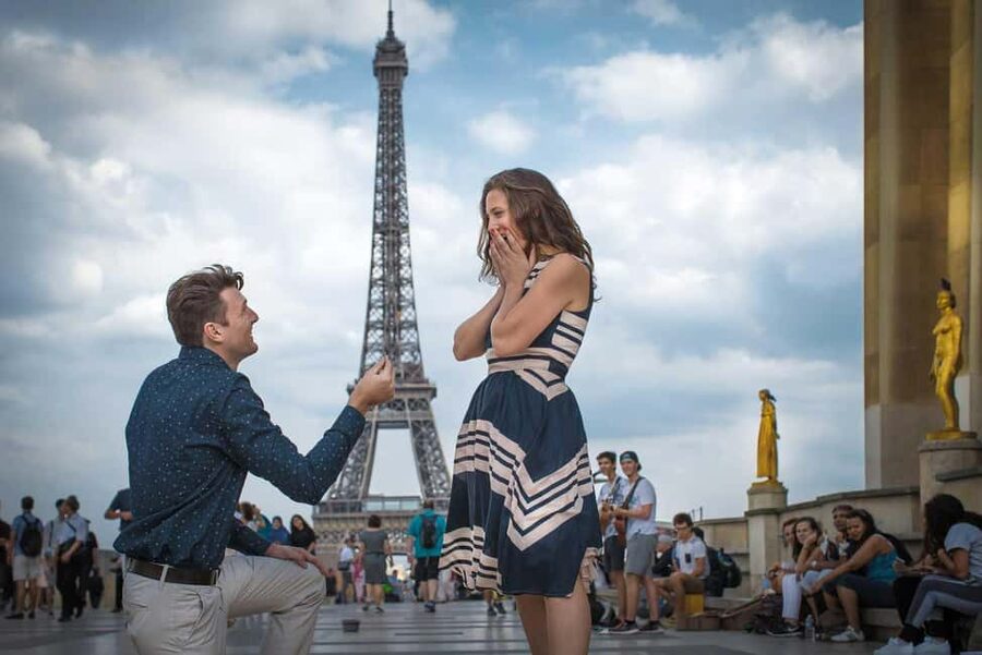 Parisian Proposal Perfection. Photography/Reels & Planning - Meeting at the golden statue