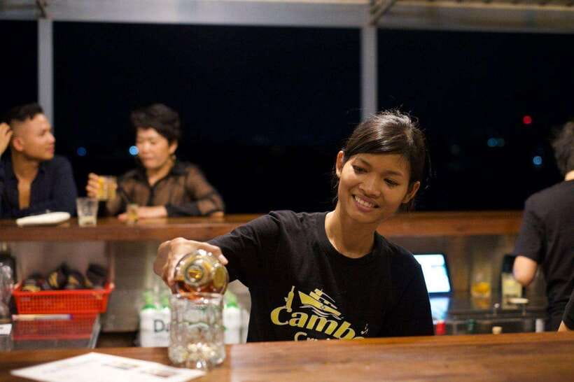 Phnom Penh: Mekong Sunset Dinner Cruise with Live Music - Practical comfort, weather, and family notes