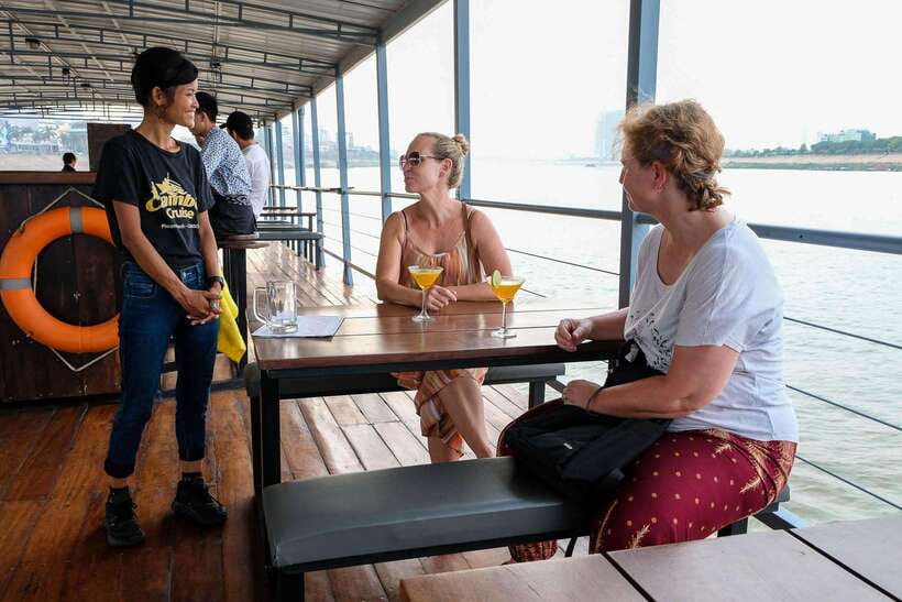 Phnom Penh: Mekong Sunset Dinner Cruise with Live Music - Boarding near Kroeung Garden restaurant