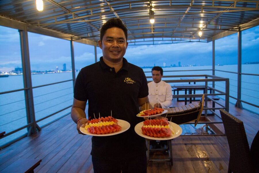 Phnom Penh: Mekong Sunset Dinner Cruise with Live Music - Drinks, cocktails, and the welcome toast