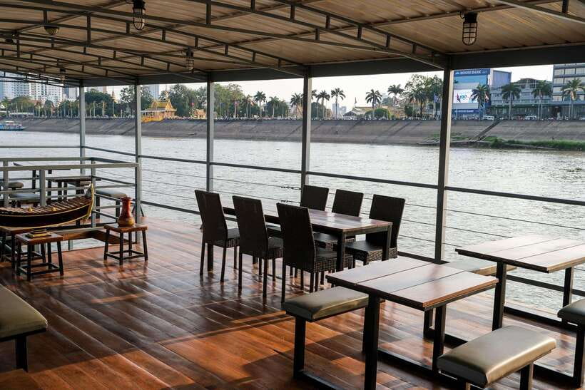 Phnom Penh: Mekong Sunset Dinner Cruise with Live Music - The live Khmer music is more than background sound