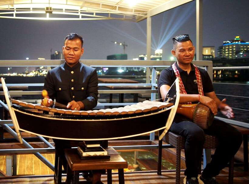 Phnom Penh: Mekong Sunset Dinner Cruise with Live Music - How the $9 price holds up